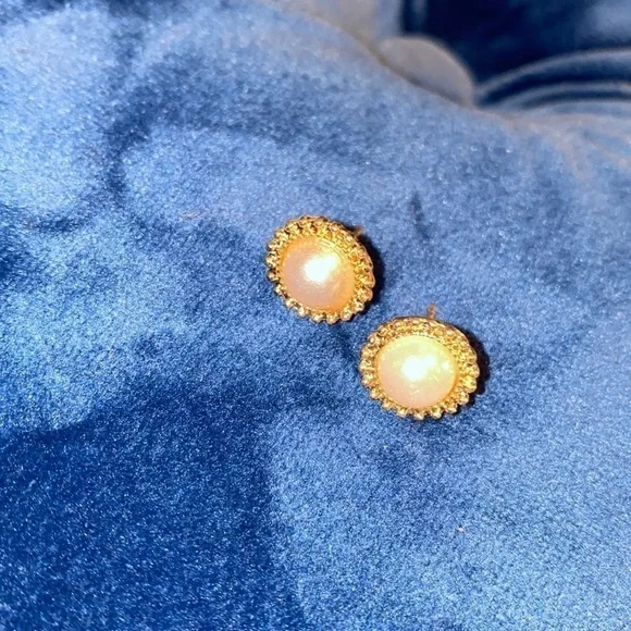 Fashion gold tone faux pearls stud  earrings - Picture 4 of 7